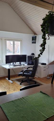un bureau avec un bureau, une chaise et un ordinateur dans l'établissement The St.Gallen Feel, à Saint-Gall