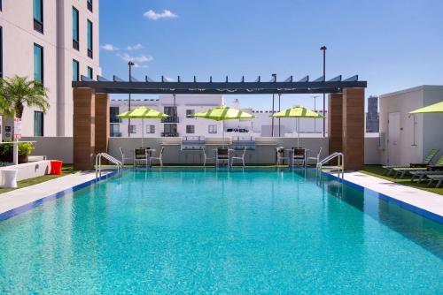 a large swimming pool on the roof of a building at Hampton Inn Tampa Downtown Channel District in Tampa