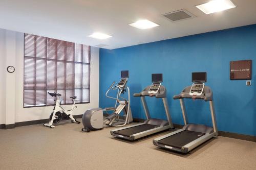 a gym with several exercise bikes and a blue wall at Hilton Garden Inn Elizabethtown in Elizabethtown