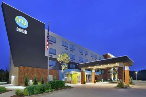 an exterior view of a hotel at night at Tru By Hilton Jackson in Jackson