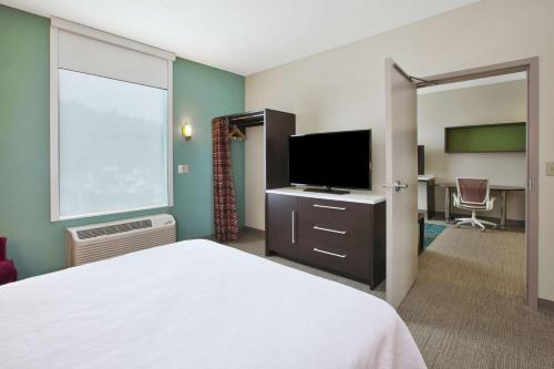 Una televisión o centro de entretenimiento en Home2 Suites By Hilton Holland