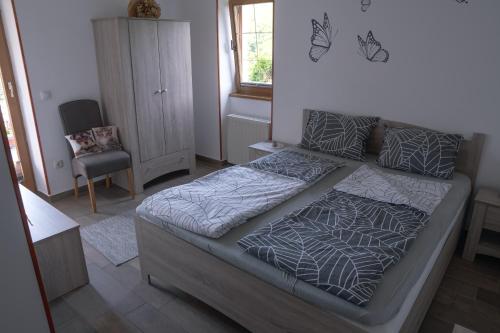 ein Schlafzimmer mit einem Bett in einem Zimmer in der Unterkunft Apartma pr' Gamilcu in Tolmin
