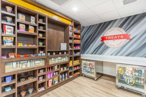 Supermarket nebo jiné obchody v  hotelu nebo okolí