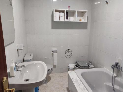 Ponte Do PortoにあるCU Apartamentos Pampin Ponte Do Portoの白いバスルーム(洗面台、トイレ付)