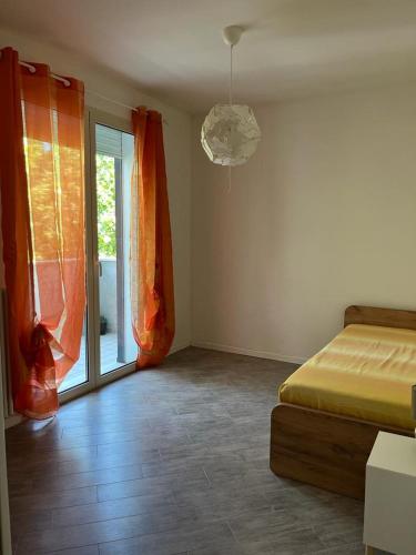 - une chambre avec un lit et une porte coulissante en verre dans l'établissement HOGAR MAMI, à Rimini