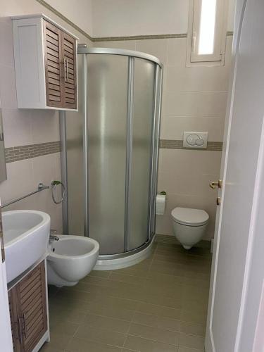 La salle de bains est pourvue d'une douche, d'un lavabo et de toilettes. dans l'établissement HOGAR MAMI, à Rimini