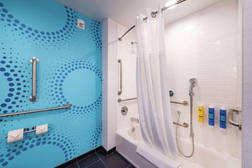łazienka z prysznicem, wanną i toaletą w obiekcie Tru By Hilton Staunton w mieście Staunton