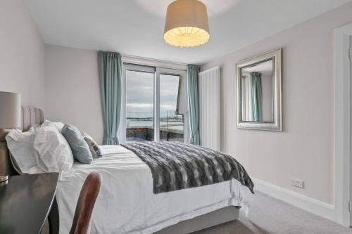 En eller flere senger på et rom på Skippingstone Beach Loft With Amazing Sea Views