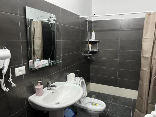 Ένα μπάνιο στο Kristian apartments