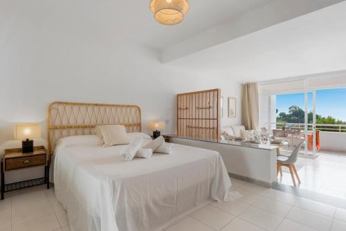 Postel nebo postele na pokoji v ubytování Studio close to the Beach & Balcony with Sea views