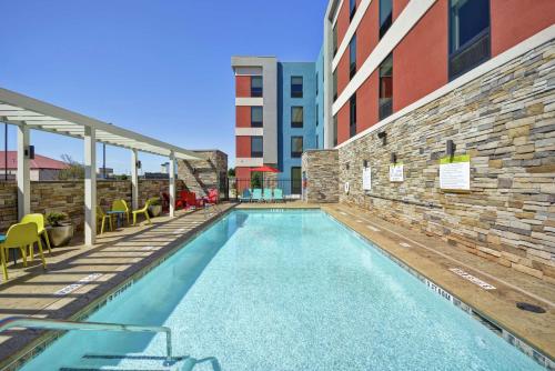 a swimming pool on the side of a building at Home2 Suites By Hilton Warner Robins in Warner Robins
