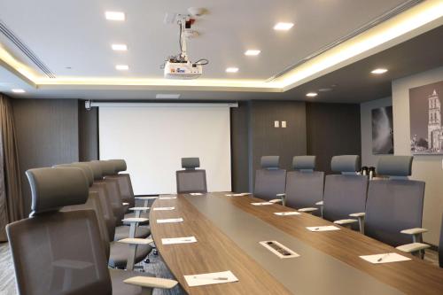 a conference room with a long table and chairs at Hampton Inn & Suites By Hilton Puebla in Puebla