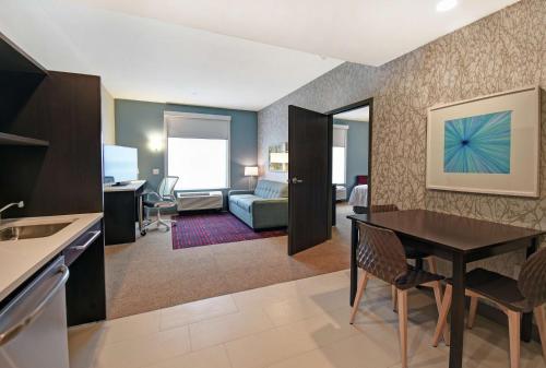 Ein Sitzbereich in der Unterkunft Home2 Suites By Hilton Beloit