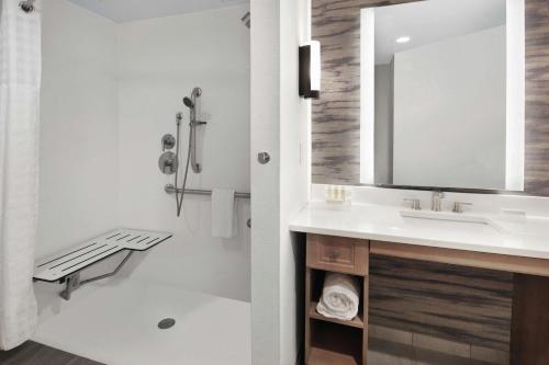 een badkamer met een wastafel en een spiegel bij Homewood Suites by Hilton Providence Downtown in Providence