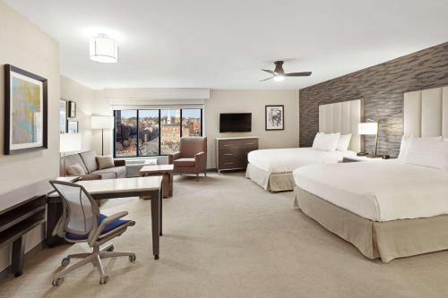 um quarto de hotel com duas camas e uma secretária em Homewood Suites by Hilton Providence Downtown em Providence