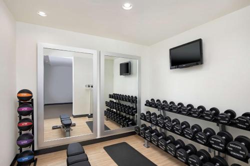 a gym with a mirror and a lot of exercise equipment at DoubleTree Richmond Airport in Sandston