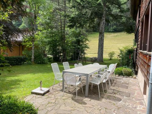 a table and chairs sitting on a stone patio at Kleine, familienfreundliche 1-Zi FeWo am Bach und zwischen zwei Seen in Fahl