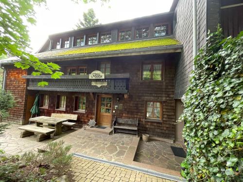 a building with a picnic table in front of it at Kleine, familienfreundliche 1-Zi FeWo am Bach und zwischen zwei Seen in Fahl