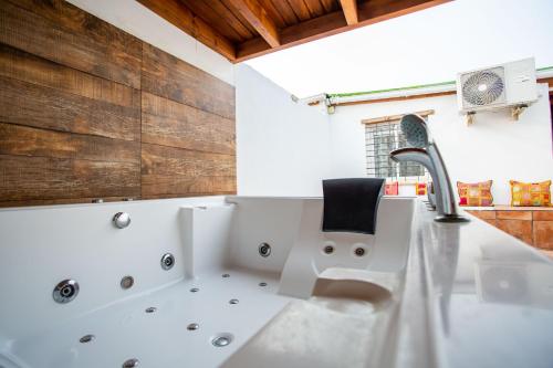 La salle de bains est pourvue d'un lavabo et d'un robinet. dans l'établissement Villa Tokio con jacuzzi y piscina privada, à Chiclana de la Frontera