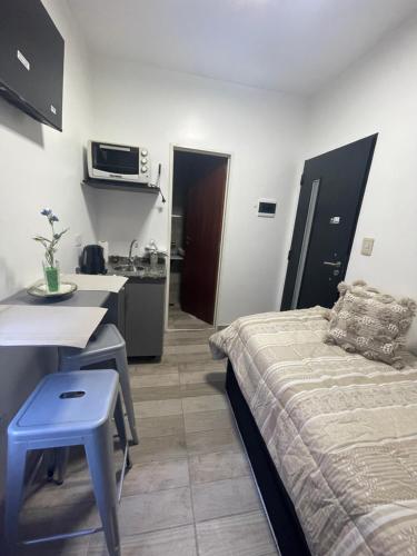 um quarto com uma cama, uma mesa e uma cozinha em Espectacular Departamento en Vicente Lopez ,Avenida San Martín 2248 em Vicente López