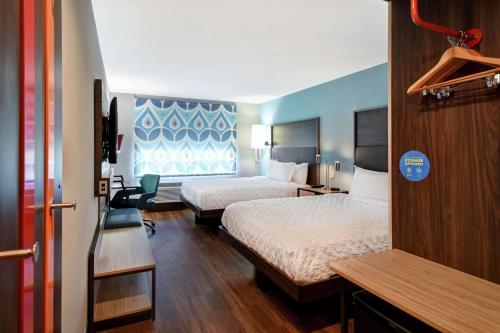 ein Hotelzimmer mit 2 Betten und einem Schreibtisch in der Unterkunft Tru By Hilton Wytheville Va in Wytheville