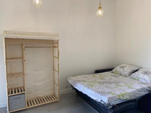 - une chambre avec un lit et des lits superposés dans l'établissement Charmant studio à la campagne, à Afa