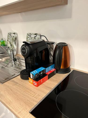 eine Kaffeemaschine auf einer Küchentheke in der Unterkunft Confortable appart. en résidence (rez-de-chaussé) in Dudelange