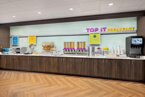 a top it breakfast counter in a fast food restaurant at Tru Lawrenceville Atlanta I85 Sugarloaf in Lawrenceville