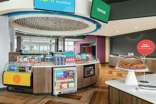 a fast food restaurant with a counter with food and drinks at Tru By Hilton Sebring FL in Sebring