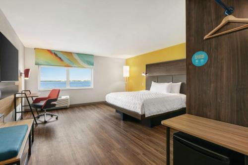 a hotel room with a bed and a desk at Tru By Hilton Sebring FL in Sebring