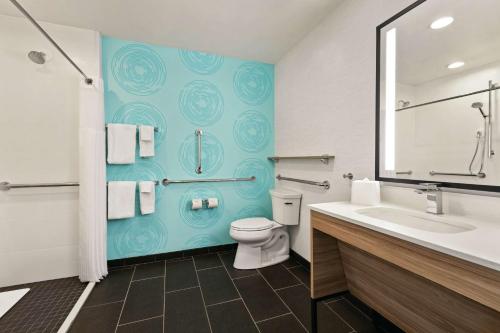 Kylpyhuone majoituspaikassa Tru By Hilton Sebring FL