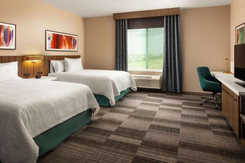 Habitación de hotel con 2 camas y ventana en Hilton Garden Inn Sacramento Airport Natomas en Sacramento