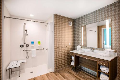 卡爾斯巴德的住宿－Home2 Suites By Hilton Carlsbad, Ca，一间带水槽和淋浴的浴室