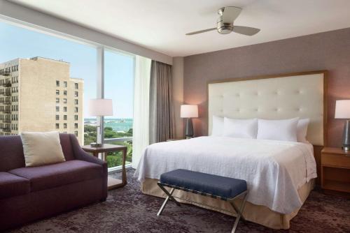 1 dormitorio con cama, sofá y ventana en Homewood Suites By Hilton Chicago Downtown South Loop en Chicago