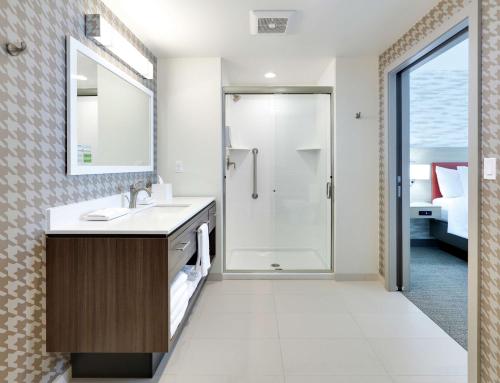 y baño con lavabo y ducha. en Home2 Suites By Hilton Yakima Airport, en Yakima