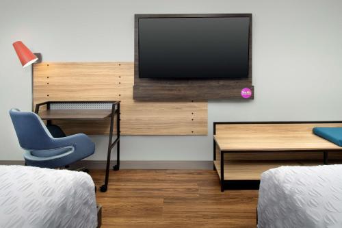 Televisyen dan/atau pusat hiburan di Tru By Hilton Orangeburg