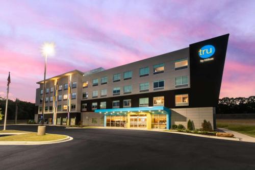 a building with a tv sign on the front of it at Tru By Hilton Seneca Clemson Sc in Seneca