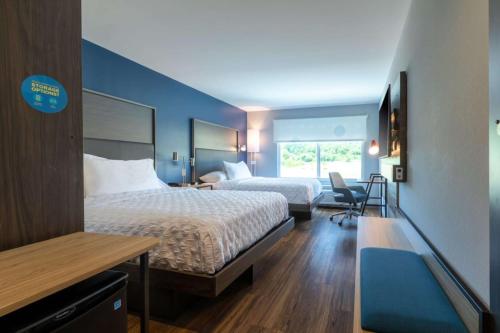 ein Hotelzimmer mit 2 Betten und einem Schreibtisch in der Unterkunft Tru By Hilton Seneca Clemson Sc in Seneca