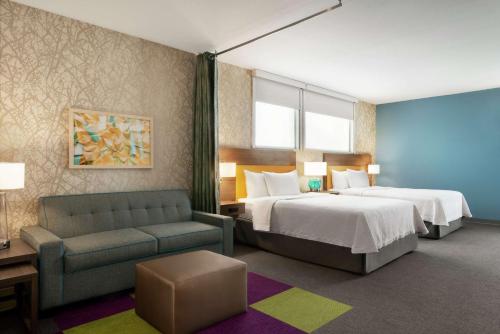 um quarto de hotel com duas camas e um sofá em Home2 Suites By Hilton Overland Park, Ks em Overland Park