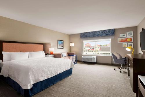 um quarto de hotel com uma cama grande e uma secretária em Hampton Inn & Suites Ocean City West em Ocean City