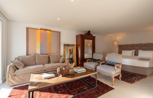 a living room with a couch and a bed at Casa As Macieiras in Bolembre de Baixo