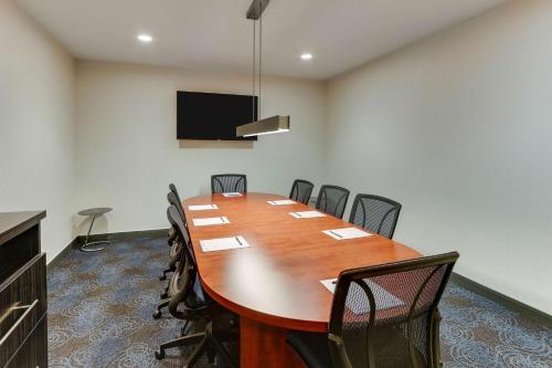 DoubleTree by Hilton St. Louis Forest Park Image