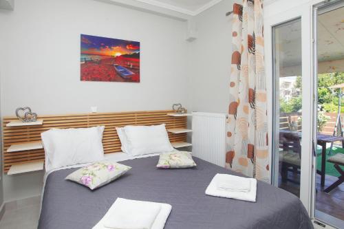 um quarto com uma cama com duas almofadas em Desire place em Lefkada Town