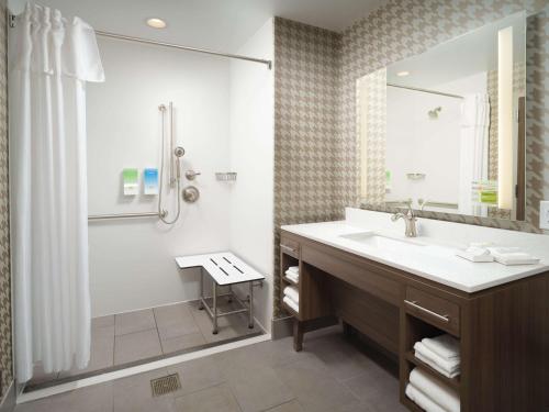 y baño con lavabo y ducha. en Home2 Suites By Hilton Chattanooga Hamilton Place en Chattanooga