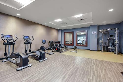 Fitness centrum a/nebo fitness zařízení v ubytování Embassy Suites by Hilton Jonesboro Red Wolf Convention Center
