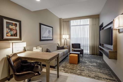 Posezení v ubytování Embassy Suites by Hilton Jonesboro Red Wolf Convention Center