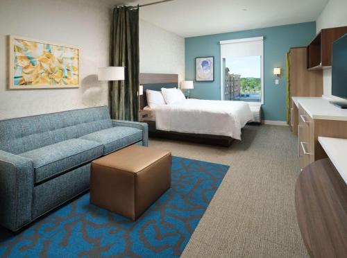 um quarto de hotel com uma cama e um sofá em Home2 Suites By Hilton Chattanooga Hamilton Place em Chattanooga