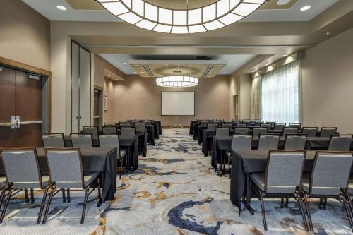 Konferenční prostory v ubytování Embassy Suites by Hilton Jonesboro Red Wolf Convention Center