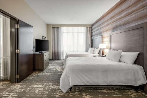 Postel nebo postele na pokoji v ubytování Embassy Suites by Hilton Jonesboro Red Wolf Convention Center