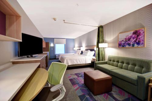 乔治城Home2 Suites By Hilton Georgetown的配有床和沙发的酒店房间